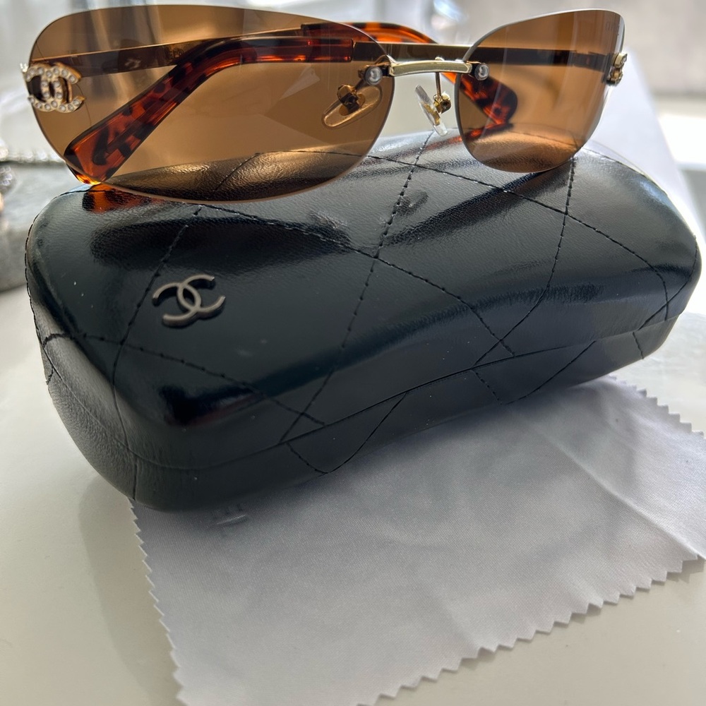 CHANEL Tortoise Shell Sunglasses with Black Case 2000's sunnies